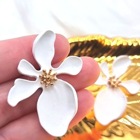 EYE CANDY tropical flower earrings - Picture 6 of 10